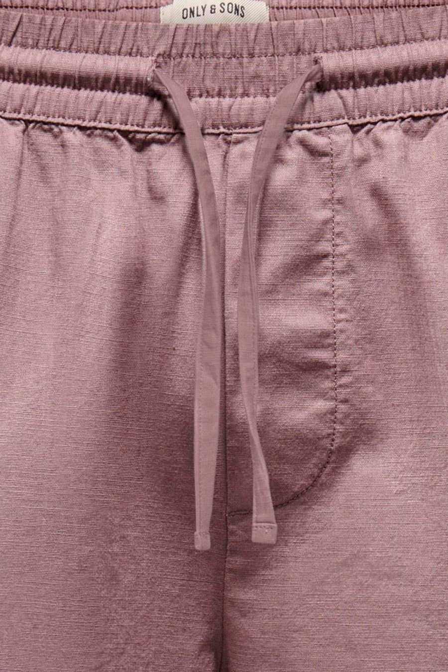 Short rose ONLY & SONS, avec un cordon de serrage et une texture fine.