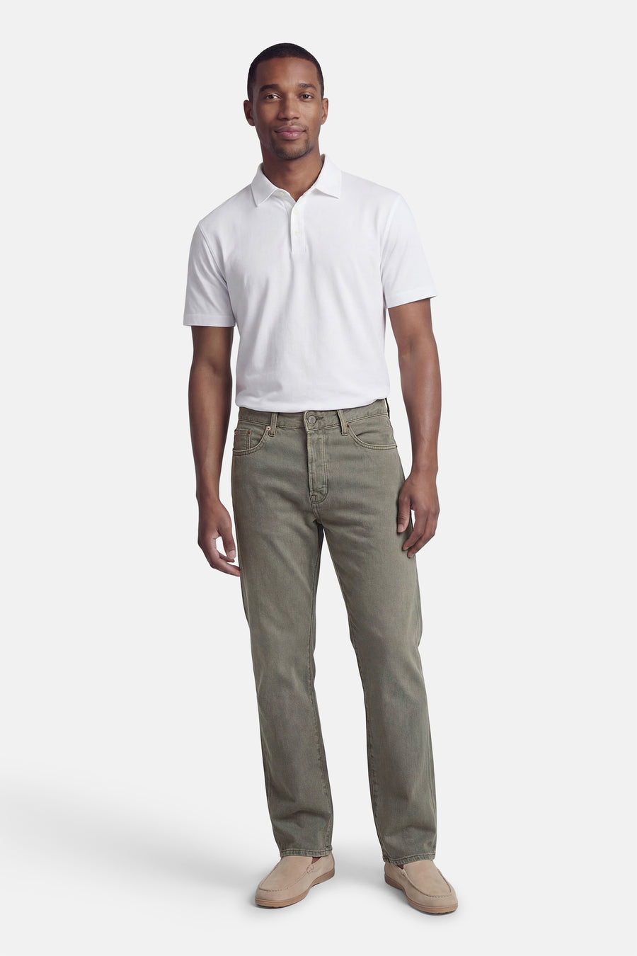 Pantalon homme kaki de ONLY & SONS, combiné avec un polo blanc et des mocassins en daim.