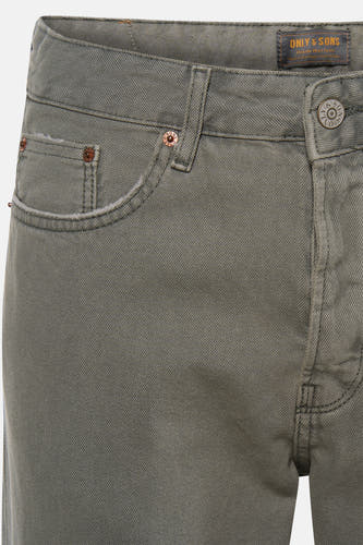 Jean de couleur kaki de ONLY & SONS, avec poches et détail de bouton.