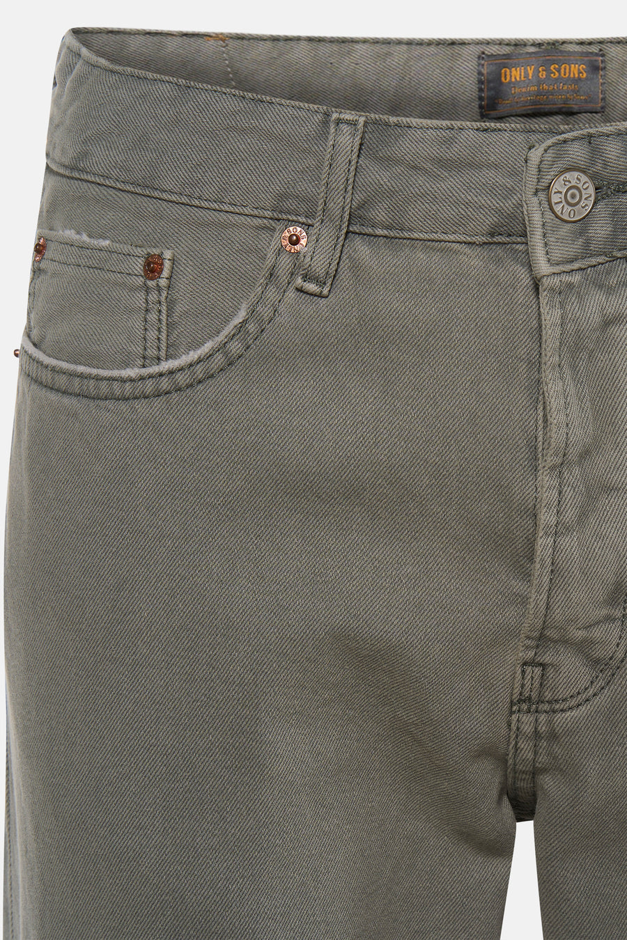 Jean de couleur kaki de ONLY & SONS, avec poches et détail de bouton.