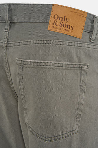 Jean de couleur kaki d'Only & Sons, avec une étiquette à l'arrière et une poche arrière.