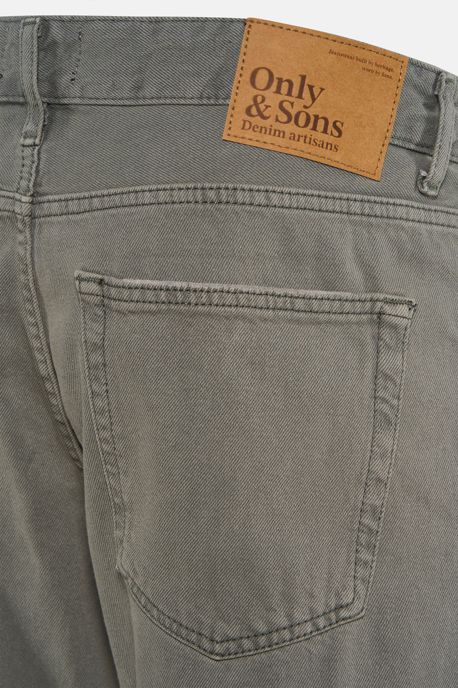 Jean de couleur kaki d'Only & Sons, avec une étiquette à l'arrière et une poche arrière.