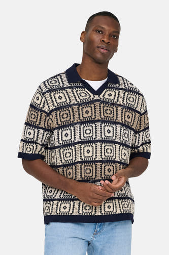 Pull multicolore à col en V de ONLY & SONS®, avec un motif géométrique et des manches courtes, porté sur une chemise blanche.