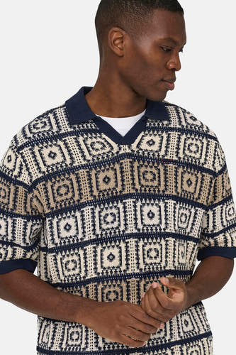 Pull multicolore à col en V ONLY & SONS®, avec un motif géométrique et des manches courtes.