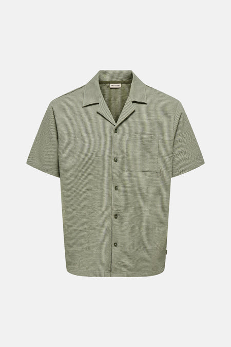 Chemise verte à manches courtes ONLY & SONS®, avec un motif à fines carreaux et un col ouvert, vue de dos.