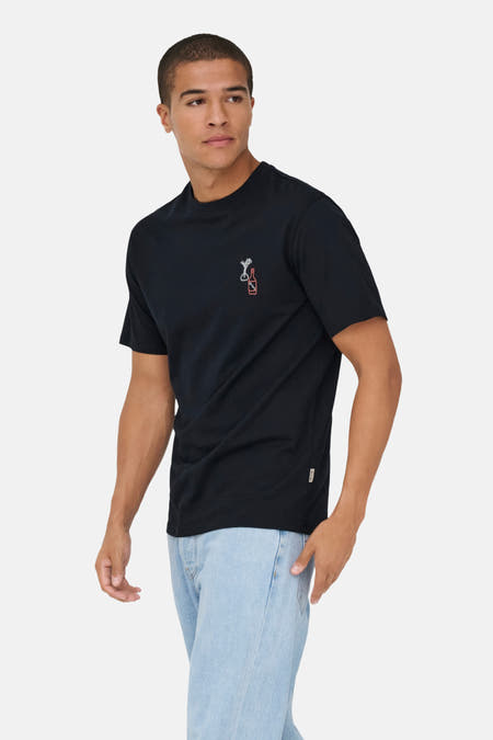 T-shirt noir à manches courtes de ONLY & SONS®, avec une petite impression d'une bouteille de vin et d'un panier sur la poitrine.