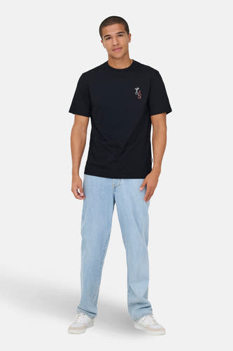 T-shirt noir à manches courtes de ONLY & SONS, avec de petites images et associé à des jeans légers et des chaussures blanches.