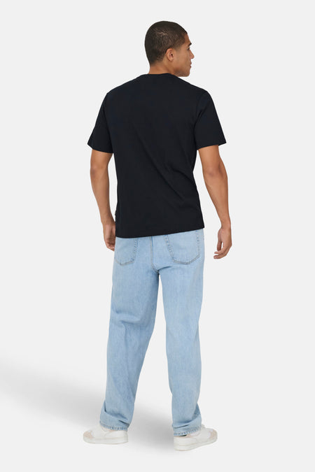 Man in zwarte T-shirt en blauwe jeans, achterkant.