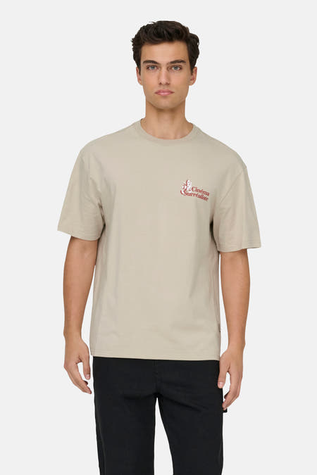 T-shirt écru à manches courtes de ONLY & SONS, avec du texte rouge 'Cinéma Surréaliste' sur l'avant.