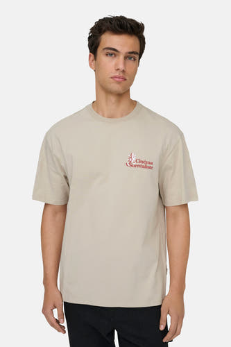 T-shirt écru à manches courtes de ONLY & SONS®, avec une impression "Cinéma Surréaliste" sur la poitrine.
