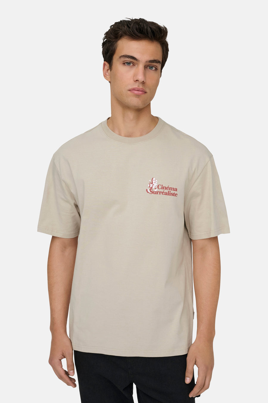 T-shirt écru à manches courtes de ONLY & SONS®, avec une impression "Cinéma Surréaliste" sur la poitrine.
