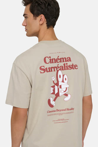 T-shirt écru à manches courtes de ONLY & SONS® avec une impression d'affiche de film rouge sur le dos.