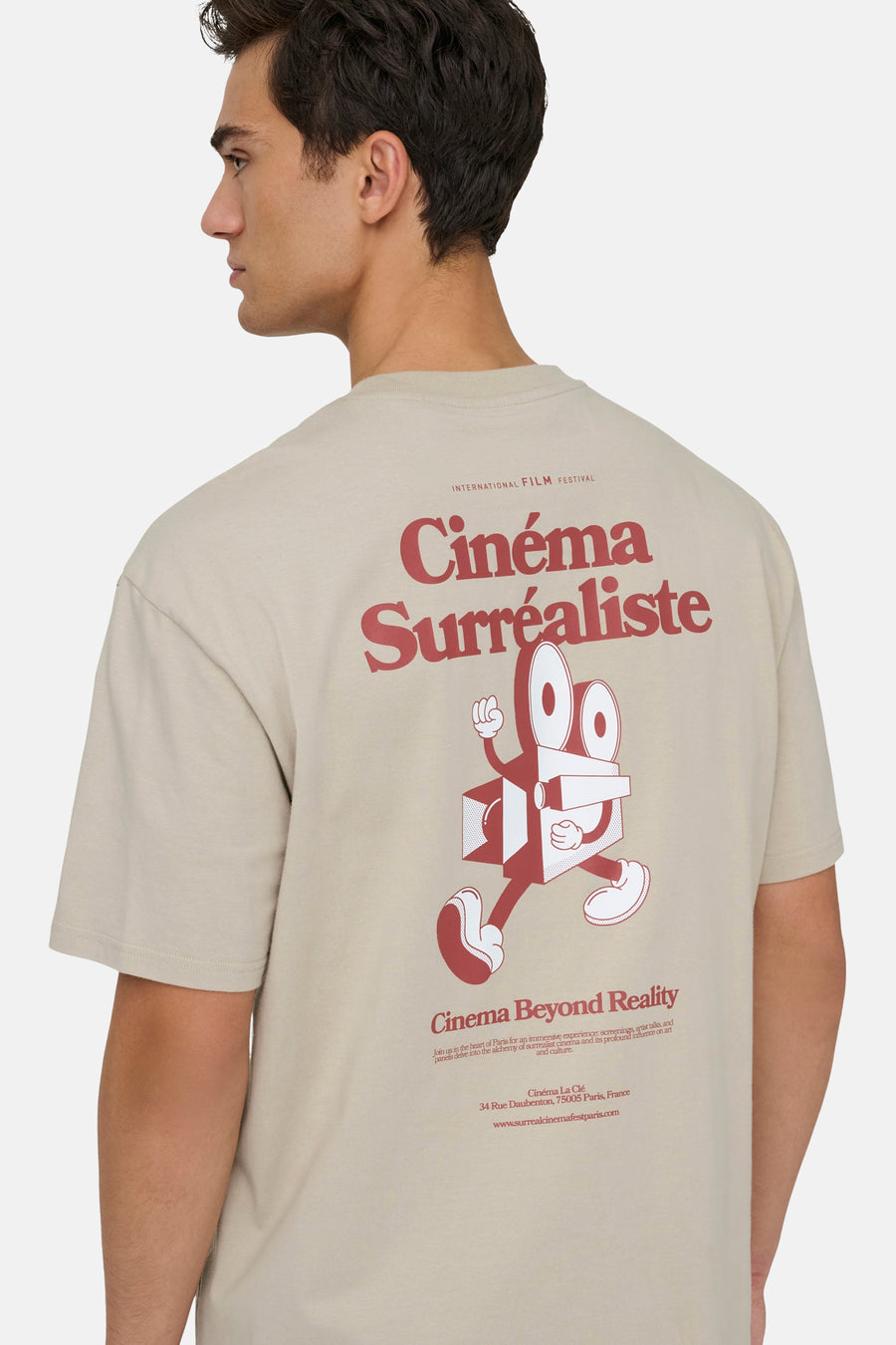 T-shirt écru à manches courtes de ONLY & SONS® avec une impression d'affiche de film rouge sur le dos.