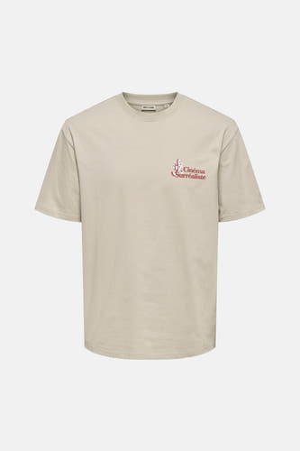 T-shirt écru à manches courtes de ONLY & SONS, avec une impression "Le Cinéma Surréaliste" en haut à droite.