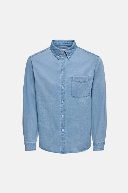 Chemise en jean en denim bleu clair de ONLY & SONS, à manches longues et fermeture boutonnée aux poignets, vue arrière.