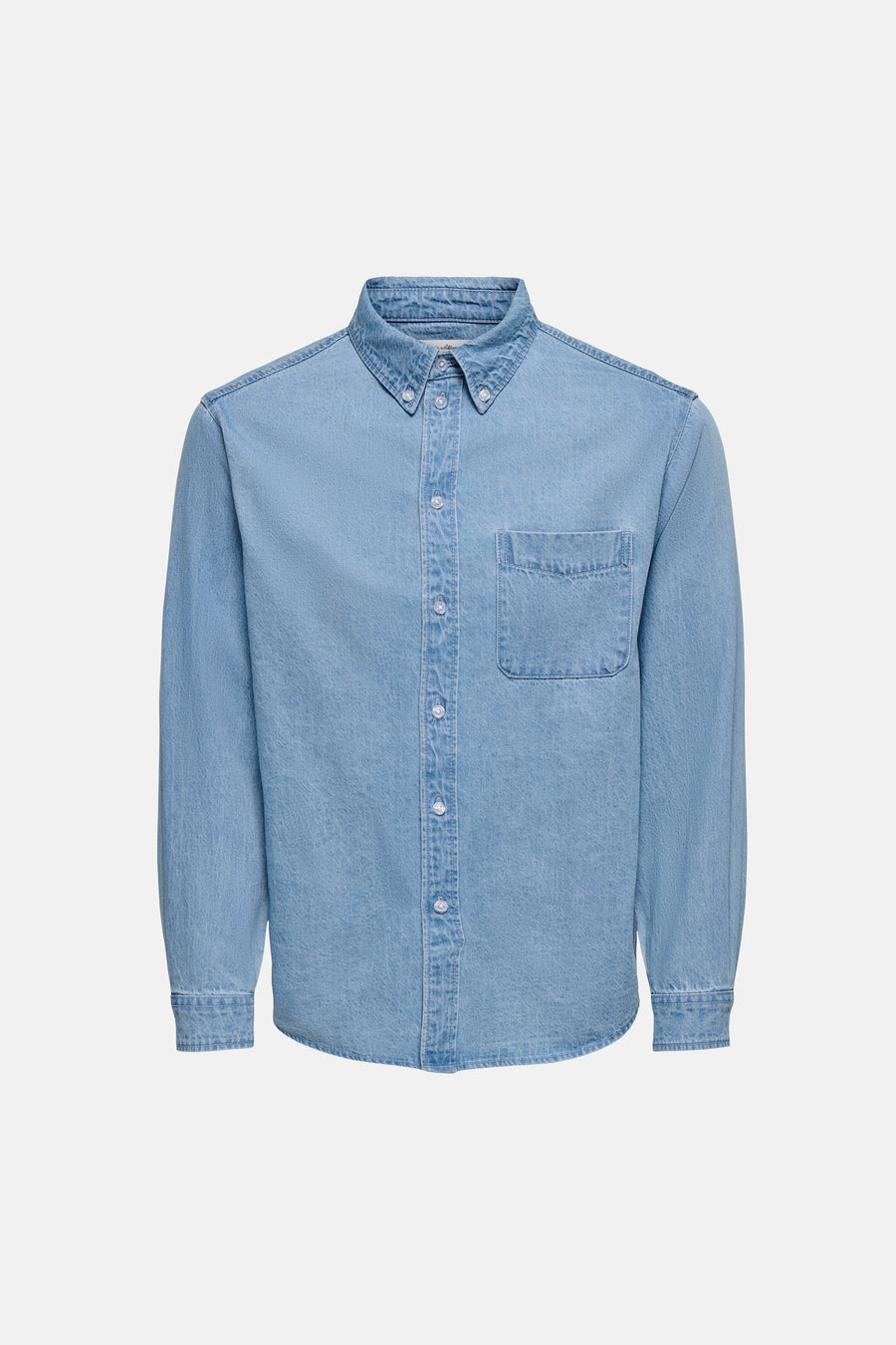 Chemise en jean en denim bleu clair de ONLY & SONS, à manches longues et fermeture boutonnée aux poignets, vue arrière.
