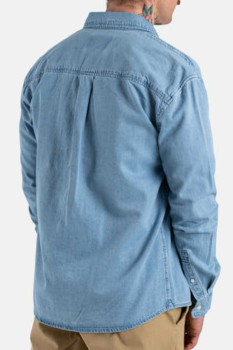 Chemise en jean bleu clair ONLY & SONS, vue de dos, à manches longues et coupe regular.