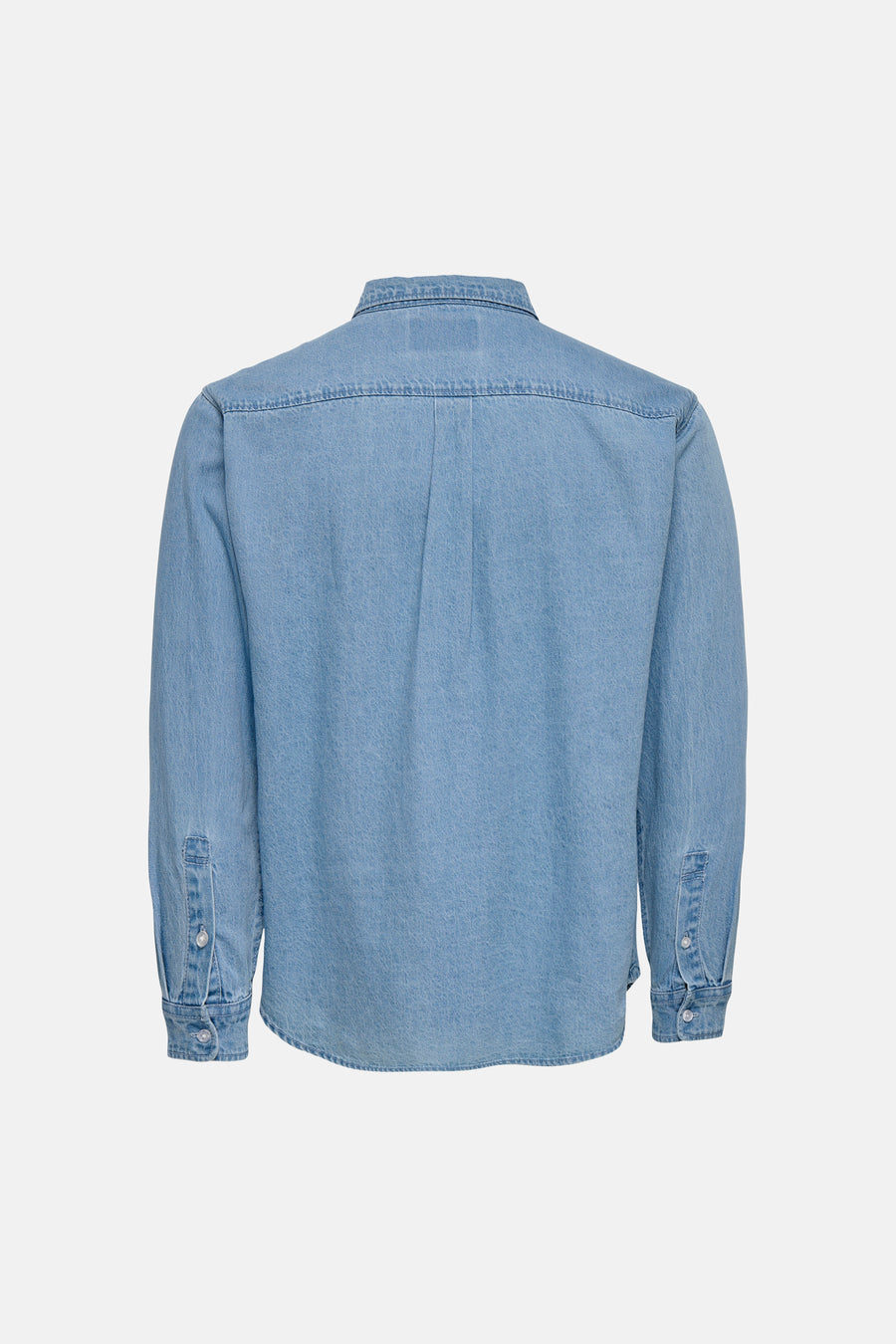 Jeanshemd in lichtblauw denim van ONLY & SONS, met lange mouwen en knoopsluiting aan de manchetten, rug aanzicht.