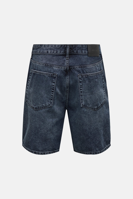 Short en jean en denim bleu-noir ONLY & SONS avec deux poches arrière et étiquette noire, vue arrière.