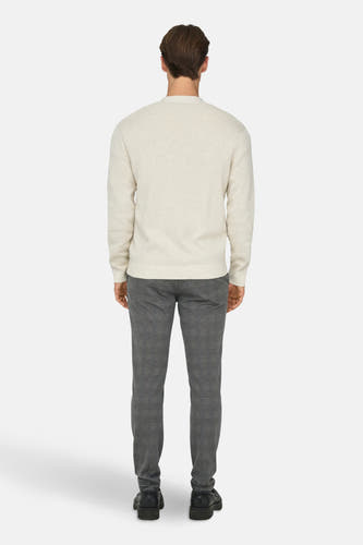 Gilet écru de ONLY & SONS, associé à un pantalon large et des chaussures noires, vu de dos.