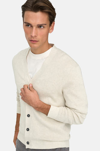 Gilet écru de ONLY & SONS®, porté sur un T-shirt blanc, avec des boutons noirs et une fine texture.