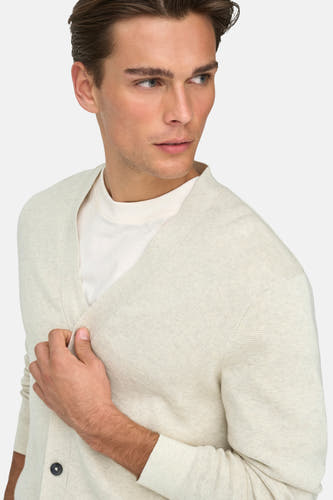 Gilet écru de ONLY & SONS®, avec une texture légère et un design ouvert sur un T-shirt blanc.