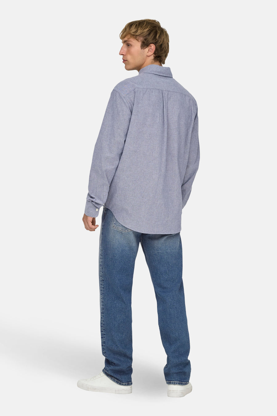 Rechte jeans van middenblauw denim van ONLY & SONS, met achterkant en gedragen met een blauw overhemd en witte sneakers.