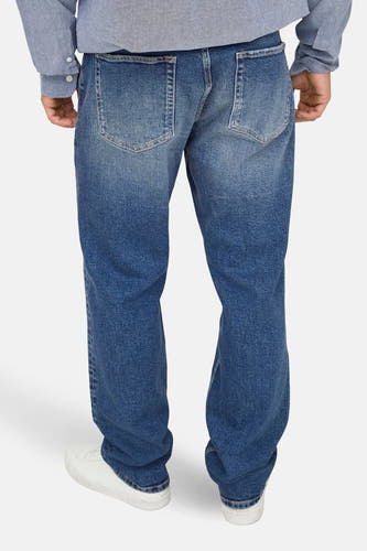 Jeans straight mid blue denim van ONLY & SONS, met achterzakken en witte sneakers.
