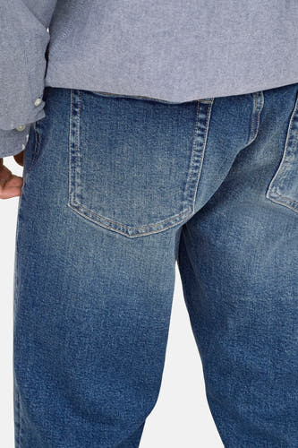 Jeans coupe droite en denim bleu de ONLY & SONS, avec poche arrière et chemisier bleu clair.
