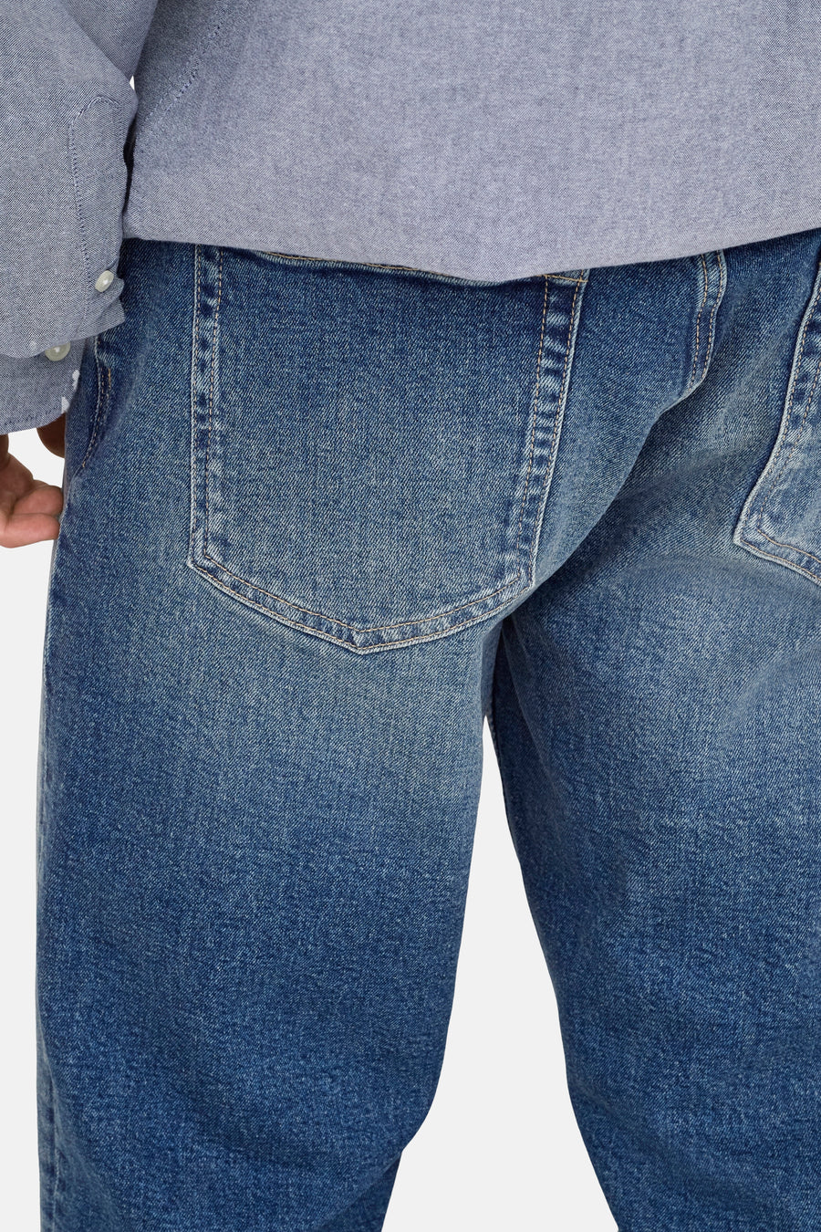 Jeans coupe droite en denim bleu de ONLY & SONS, avec poche arrière et chemisier bleu clair.