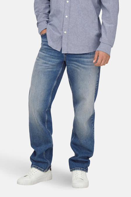 Rechte jeans in middentblauw denim van ONLY & SONS, met een verweerde wassing en witte sneakers.
