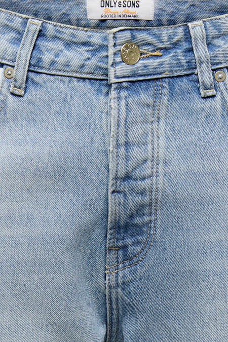 Jeans coupe droite en denim bleu clair de ONLY & SONS avec déchirures et effet délavé.