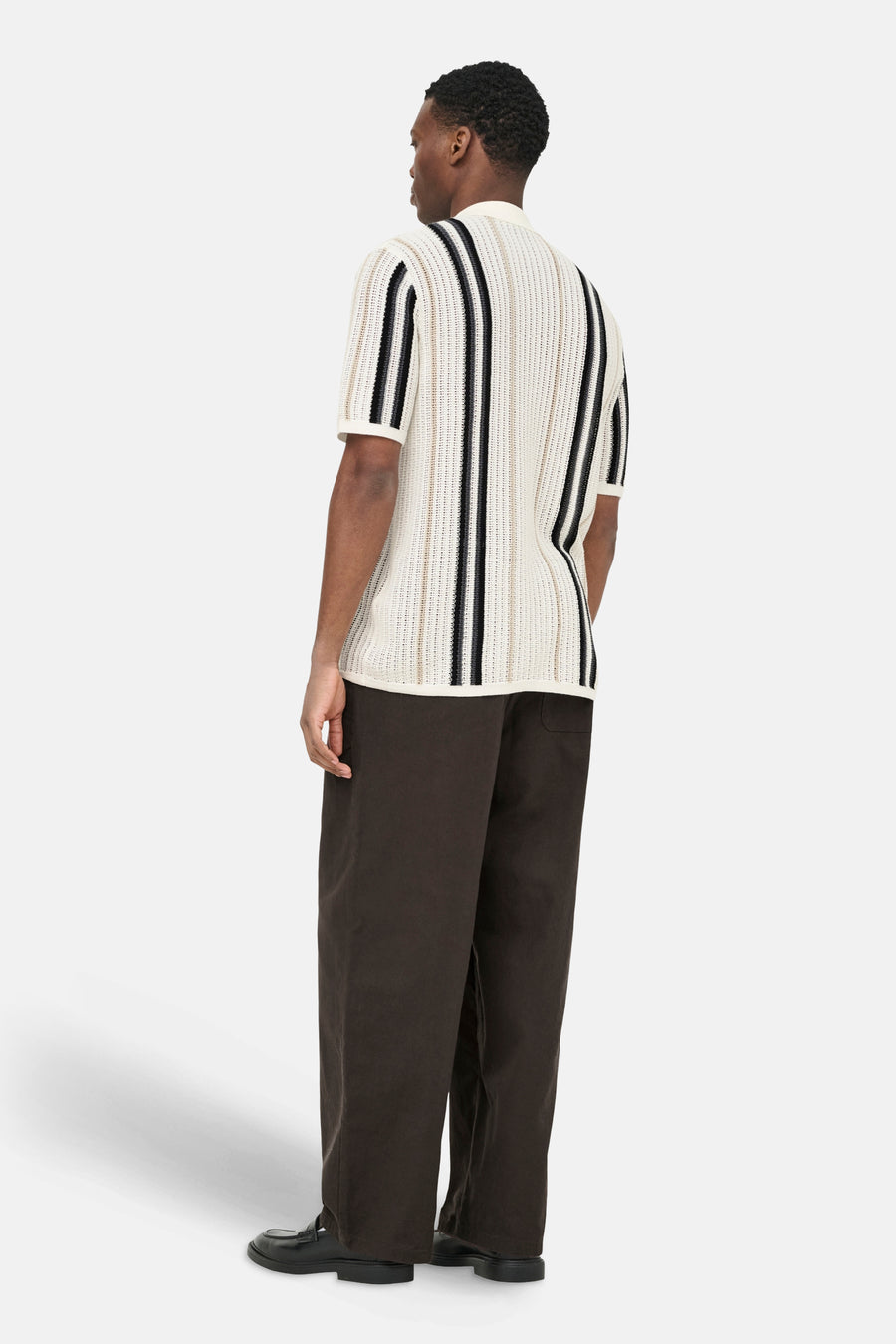 Pull écru à col rond ONLY & SONS®, à manches courtes, tricot ajouré à rayures verticales et col montant, dos.