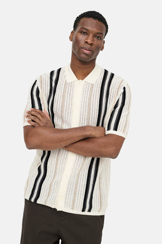 Pull écru à col rond ONLY & SONS® avec texture ajourée, manches courtes, col polo et rayures verticales noires/grises.