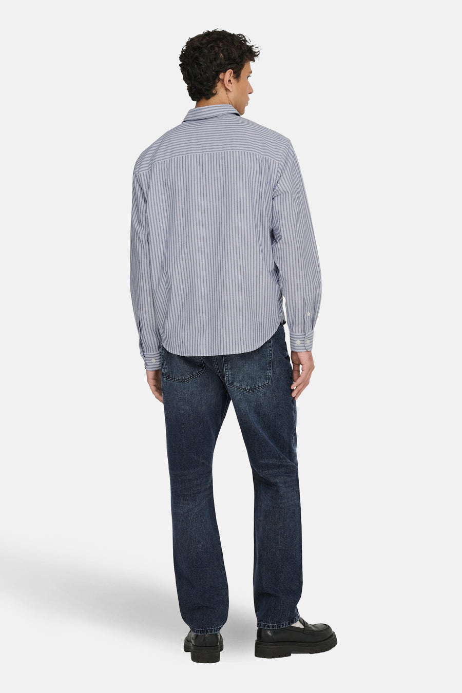 Chemise bleue à manches longues de ONLY & SONS®, rayée, vue de l'arrière.