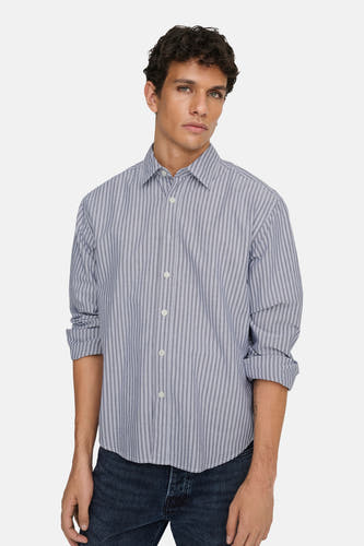 Chemise bleue rayée à longues manches de ONLY & SONS, avec des manches retroussées et une fermeture à boutons.