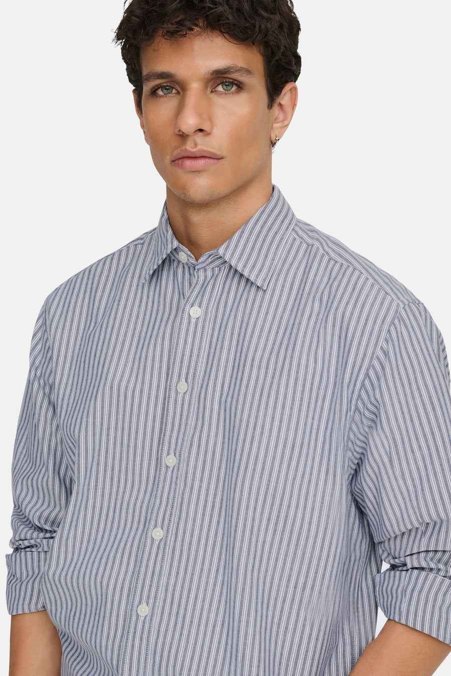 Chemise bleue rayée à manches longues de ONLY & SONS®, avec des boutons blancs et un col classique.