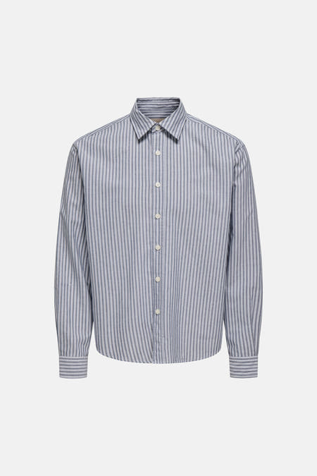 Chemise bleue rayée à longues manches de ONLY & SONS®, avec un col classique et une fermeture à boutons.