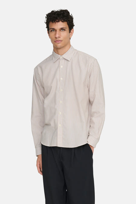 Chemise beige à manches longues de ONLY & SONS®, rayée, avec fermeture à boutons.