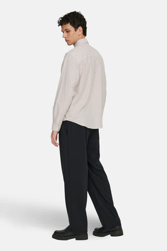 Chemise beige à manches longues de ONLY & SONS®, avec des rayures verticales, associée à une pantalon noir et des chaussures.