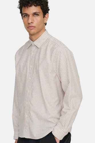 Chemise beige à manches longues de ONLY & SONS®, avec un motif rayé et des boutons blancs.