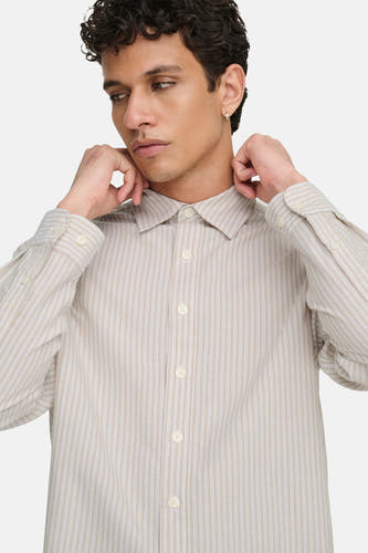 Chemise beige à manches longues de ONLY & SONS®, avec un motif rayé subtil.