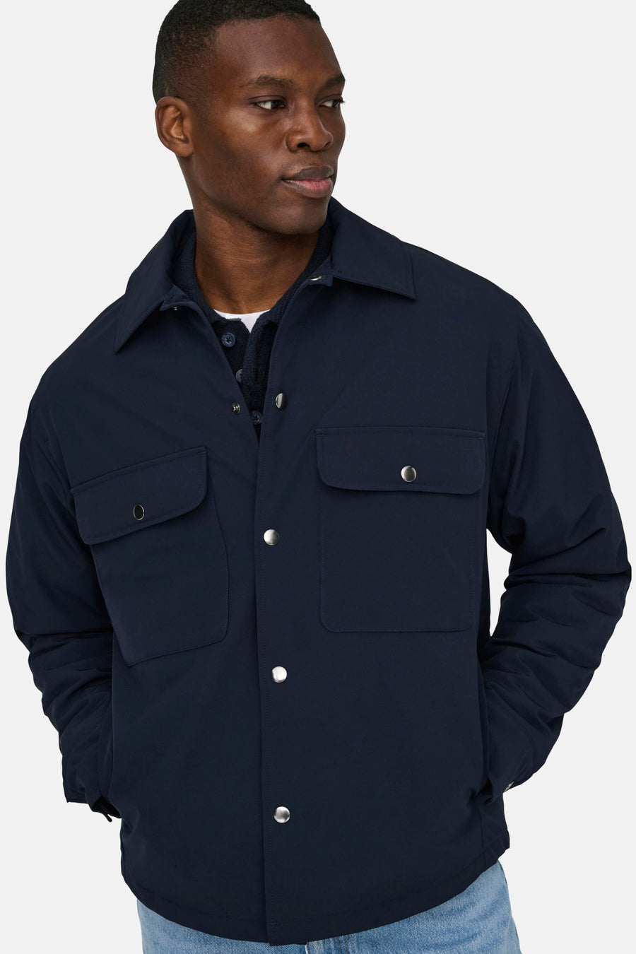 Man in donkerblauw overhemdjack.