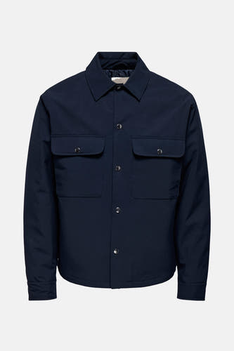 Manteau court bleu d'ONLY & SONS® avec des manches longues, des poches poitrine et une fermeture à boutons.