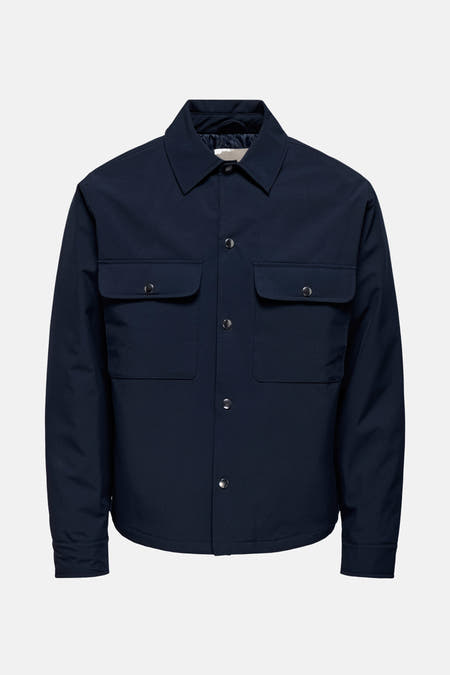 Manteau court bleu d'ONLY & SONS® avec des manches longues, des poches poitrine et une fermeture à boutons.