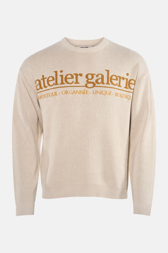 T-shirt écru avec col rond de ONLY & SONS, avec une impression "atelier galerie" marron sur la poitrine.