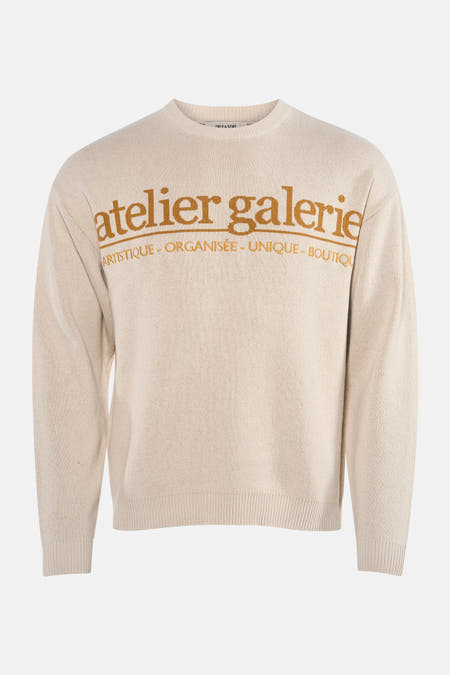 T-shirt écru avec col rond de ONLY & SONS, avec une impression "atelier galerie" marron sur la poitrine.