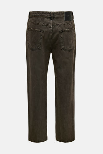 Bruine colorbroek van ONLY & SONS, met achterzakken en een donkere wassing.
