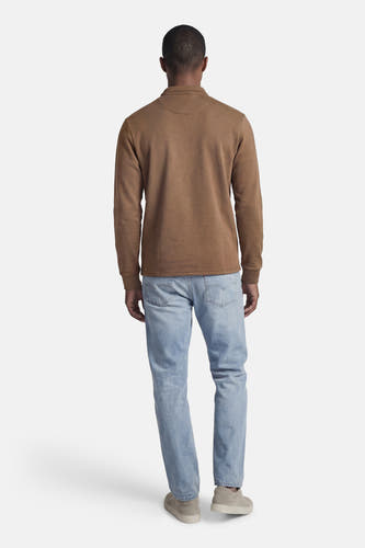 Pull marron ONLY & SONS, à manches longues, combiné avec un jean clair et des chaussures basses, vu de dos.