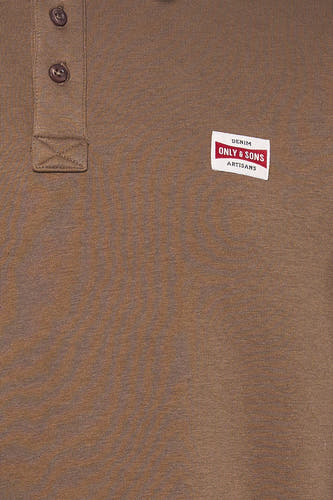 Pull marron de ONLY & SONS, avec une courte fermeture à boutons et une étiquette avec texte.